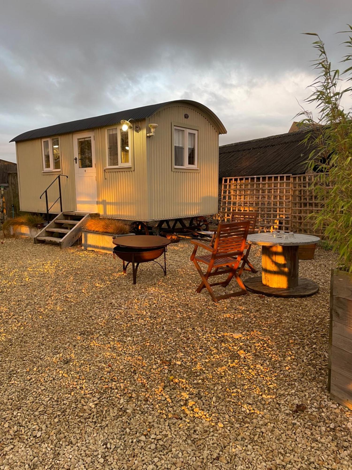 The Shepherd'S Hut Mixbury Esterno foto